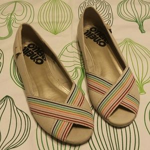 O'neill open toe flats with rainbow detail! Sz 7